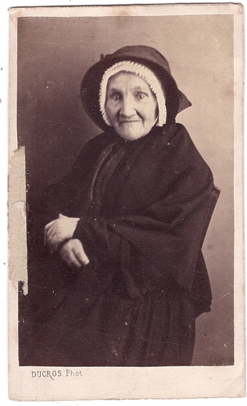 Femme âgée, la tête enserrée dans un bonnet 