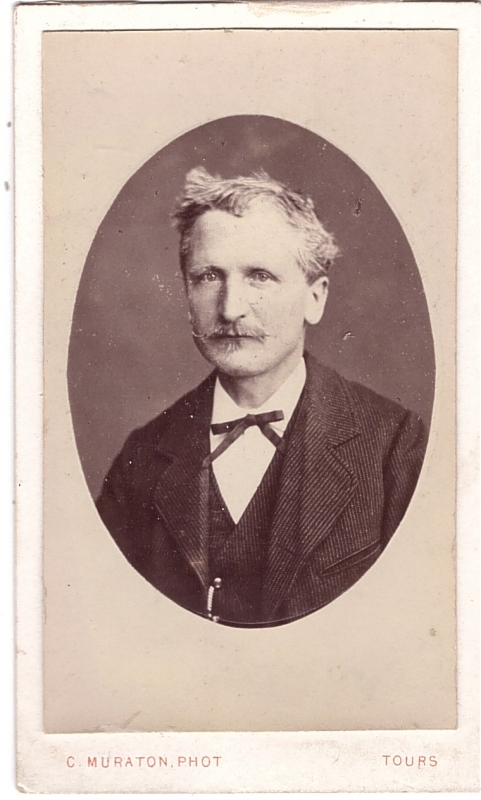 Homme, les cheveux en bataille 