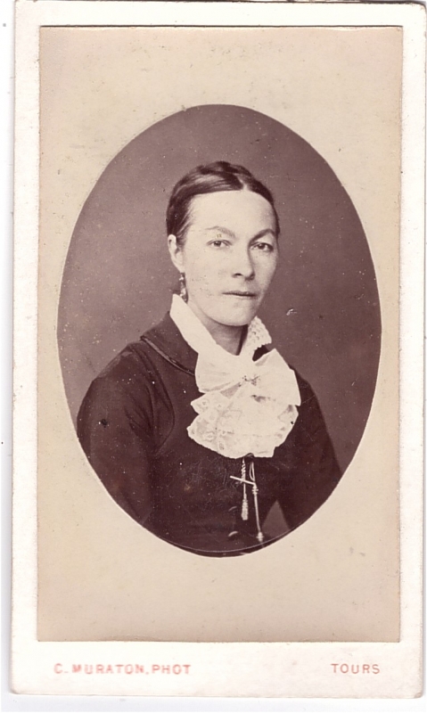 Femme avec un jabot de dentelle sur sa  robe noire