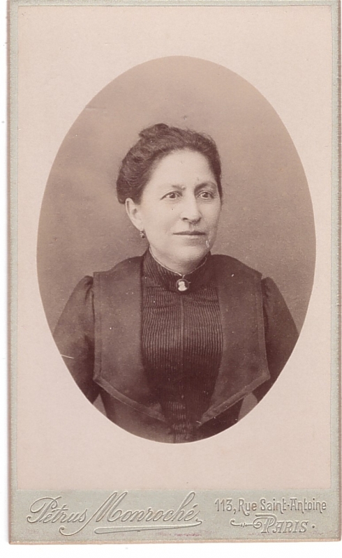 Femme portant un camée à son cou