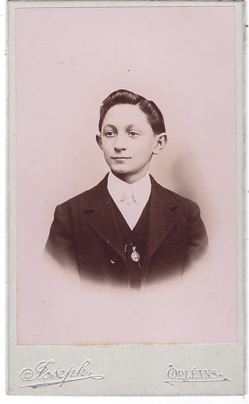Jeune homme aux cheveux noirs bien coiffés