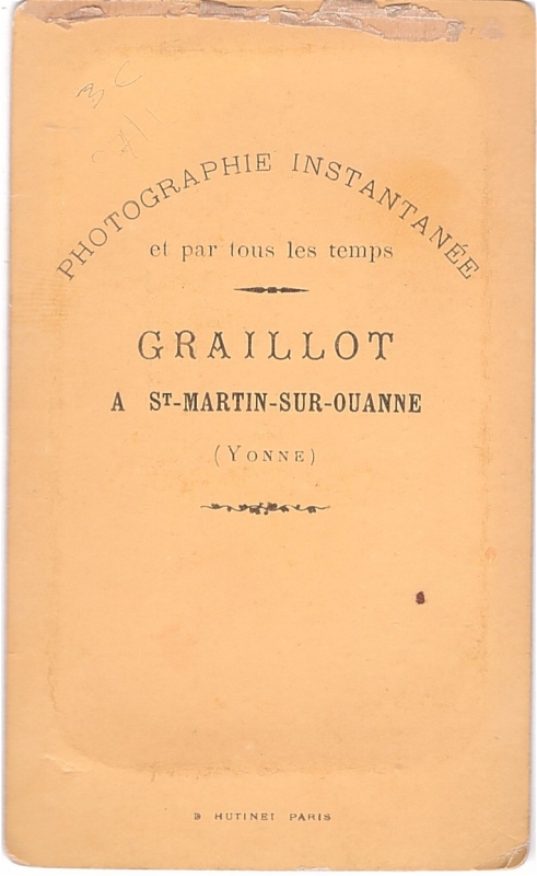 Homme aux cheveux noirs bien coiffés