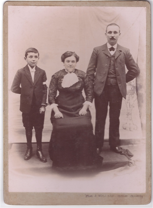 Couple avec leurs fils le jour de sa communion