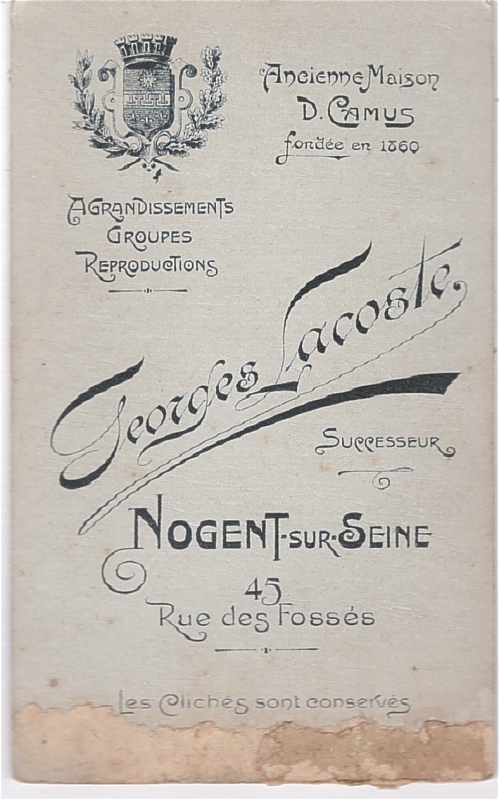 Homme avec un noeud papillon blanc