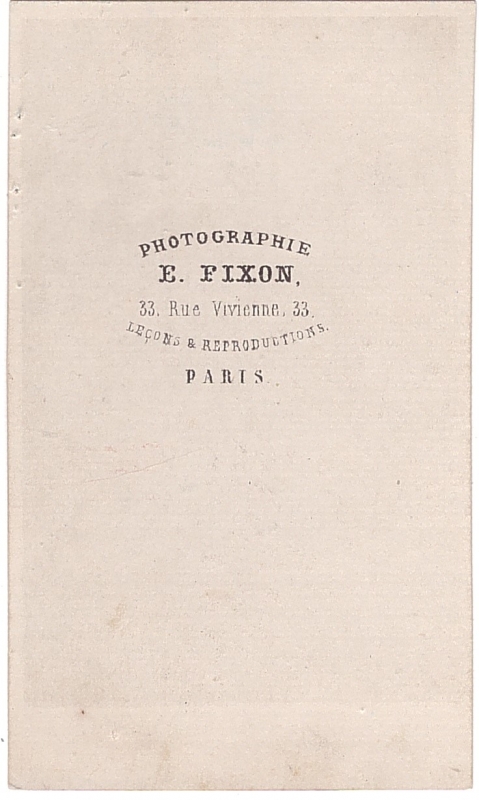 Jeune femme vêtue d'une robe noire