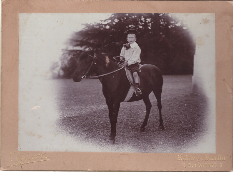 Garçon en selle sur son cheval