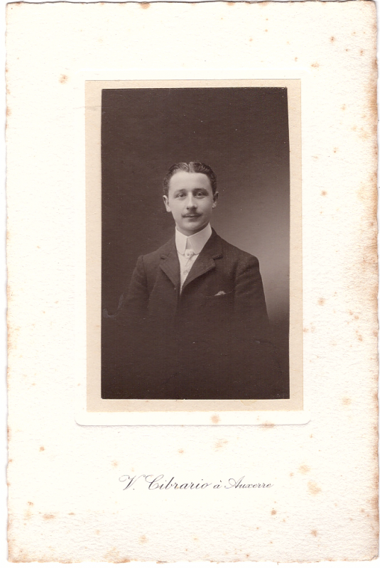 Homme jeune à la fine moustache