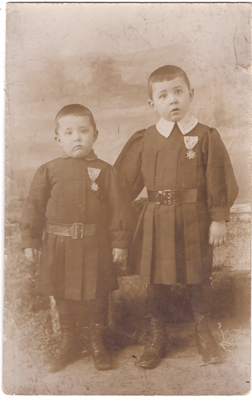 Deux frères avec une médaille épinglée à leur sarrau