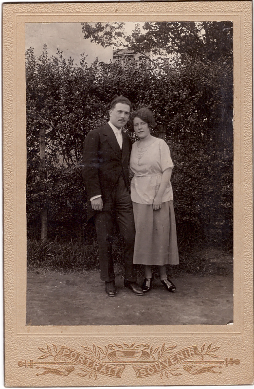 Couple posant dans un jardin