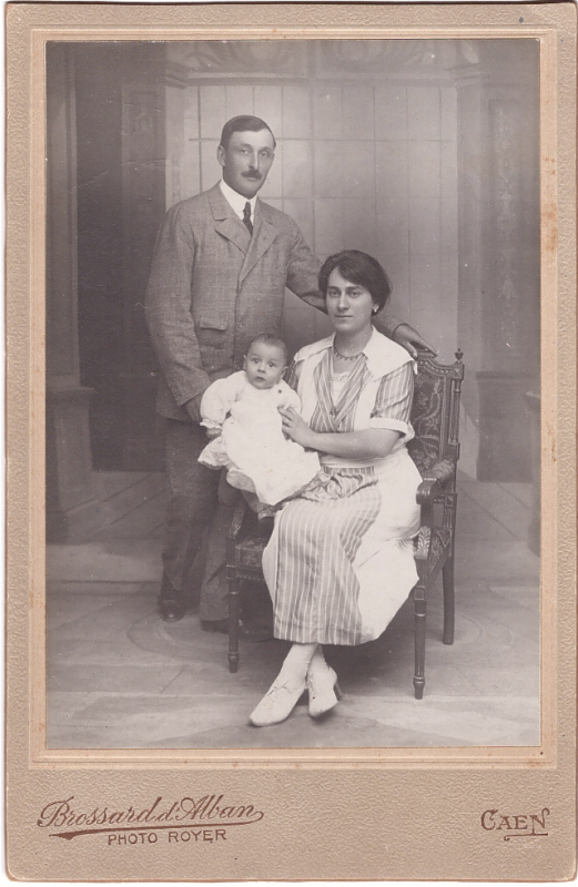 Couple posant avec leur bébé