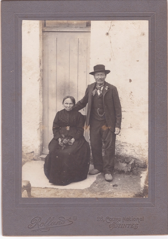 Couple de vieux Saintongeais devant leur maison