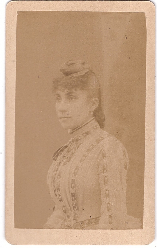 Femme en buste de trois-quarts