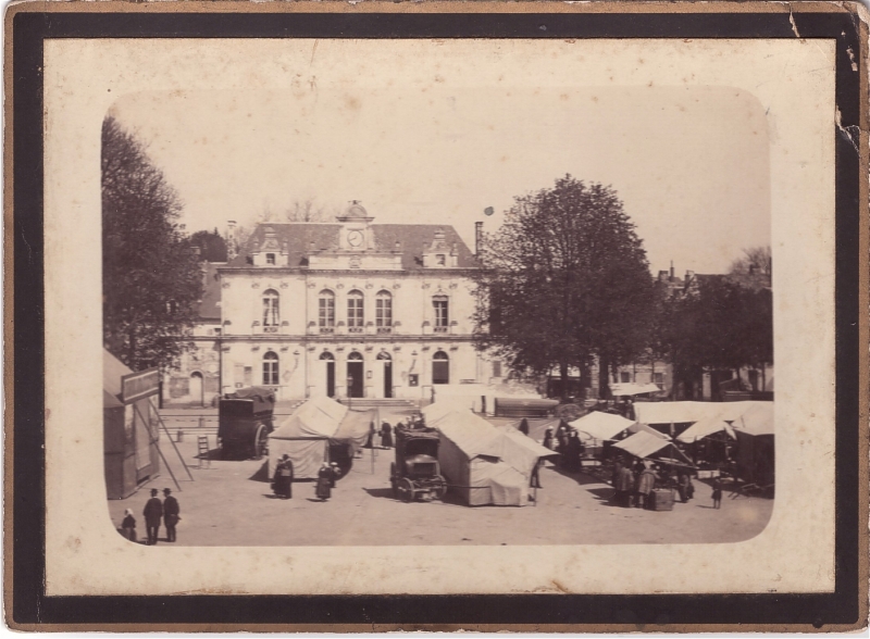 Foire sur la place de la Mairie 