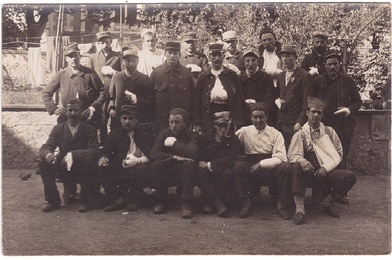 Guerre 14-18. Soldats blessés aux bras ou aux mains en convalescence.