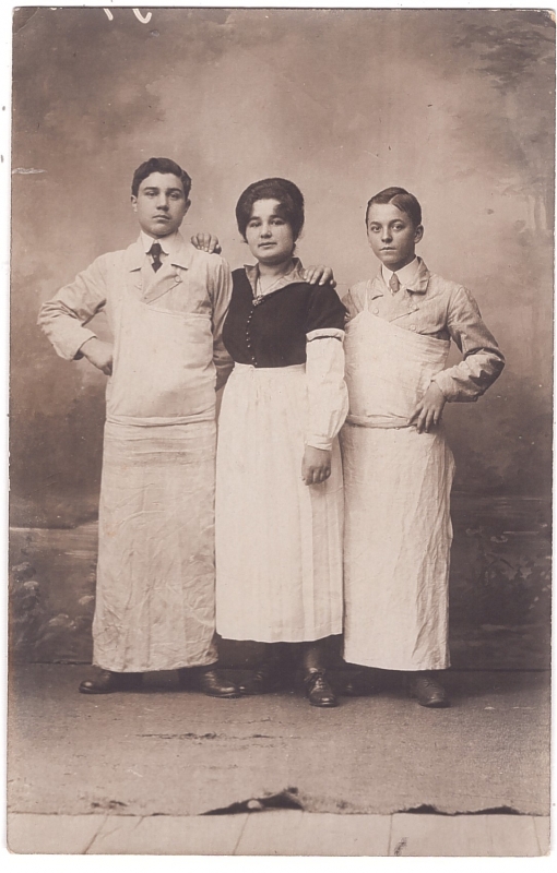Femme encadrée par deux garçons bouchers (ou charcutiers)