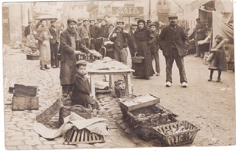 Métiers. Poissonnier  et son fils sur un marché