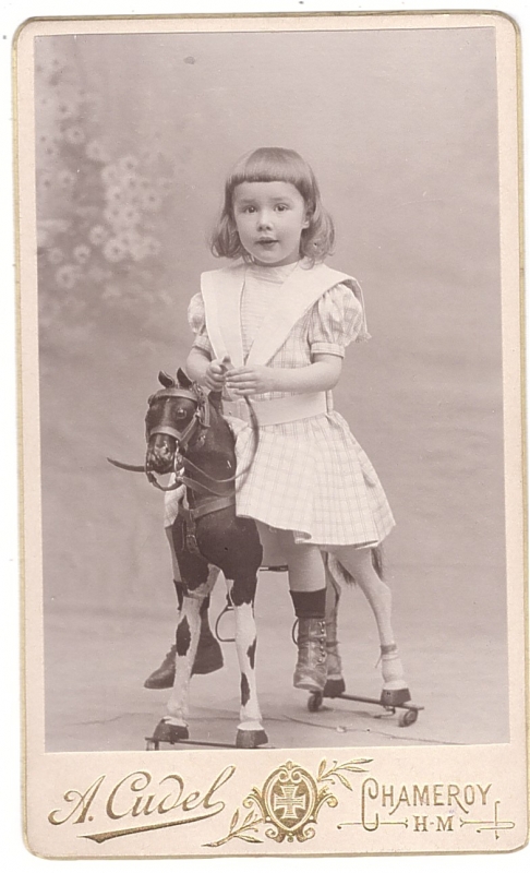 Fillette sur un cheval à roulettes