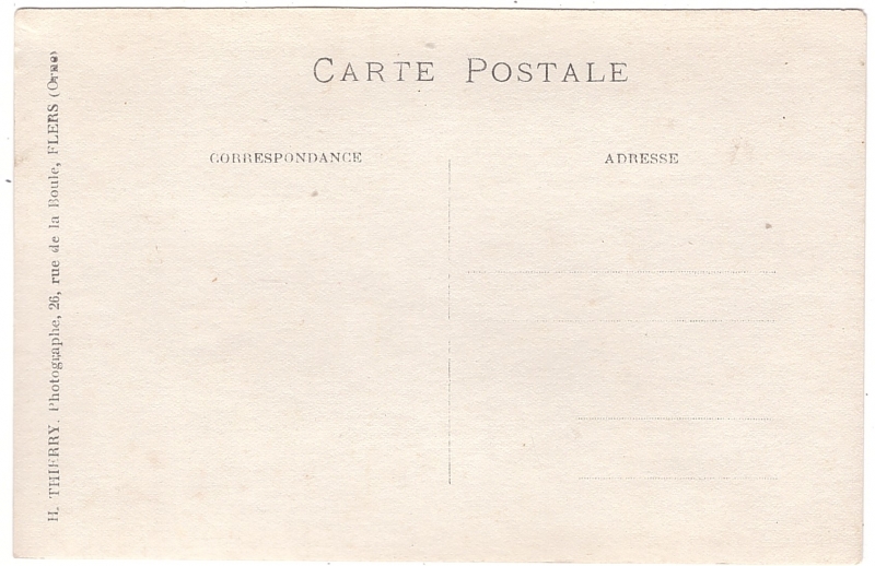 Femme portant une étole de fourrure