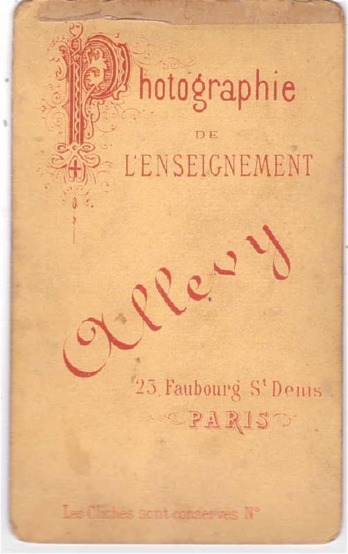 Femme portant une coiffe à identifier