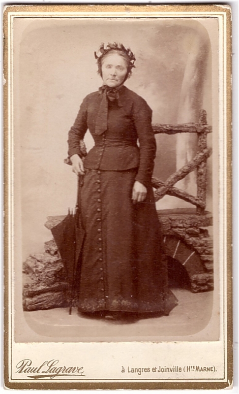 Femme portant une  jupe longue boutonnée