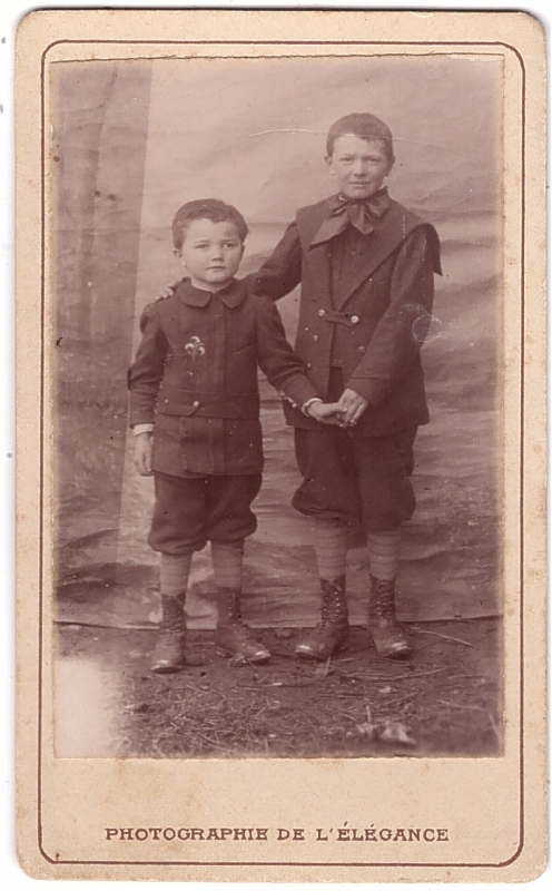 Grand garçon et son frère cadet