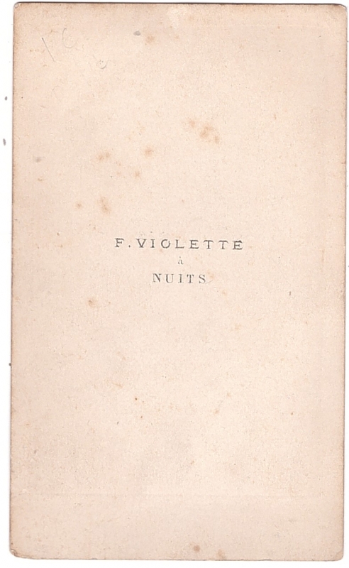 Garçon vêtu d'un ensemble à brandebourgs.