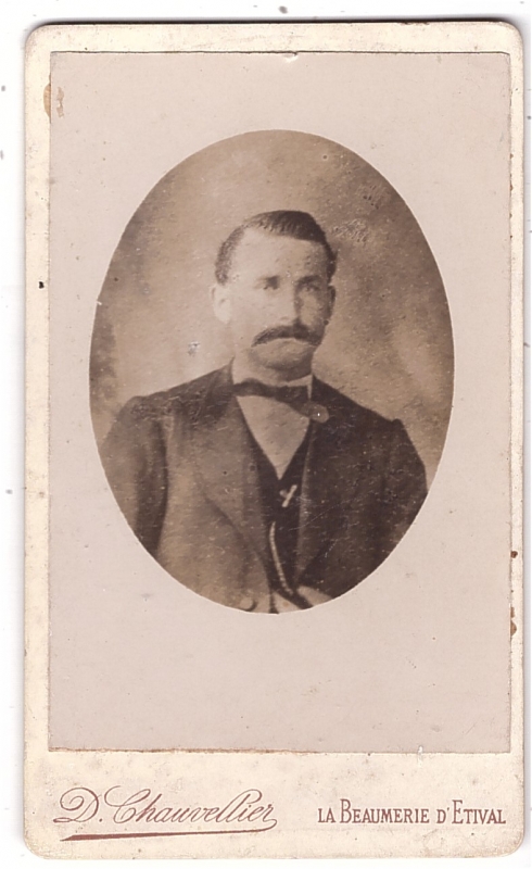 Homme avec moustache