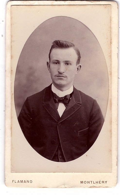 Jeune homme avec un soupçon de moustache