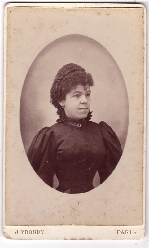 Jeune femme avec un casque de cheveux frisés