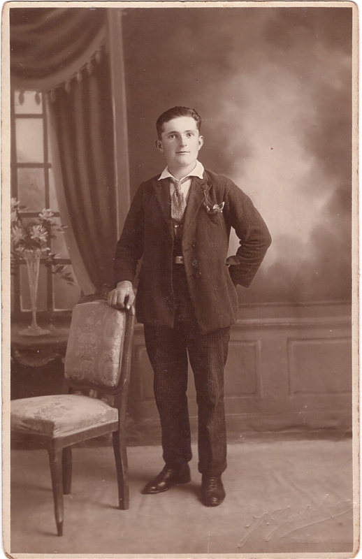 Jeune homme qui pose fièrement en atelier