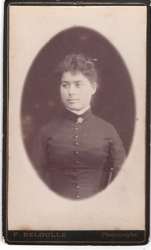 Jeune femme aux cheveux frisés