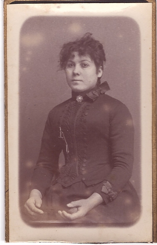 Jeune femme aux cheveux frisés