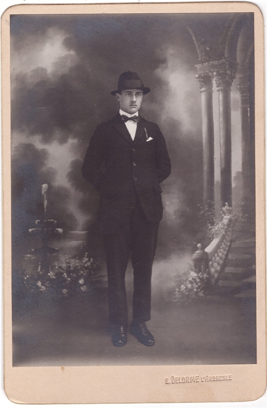 Jeune homme coiffé d'un chapeau