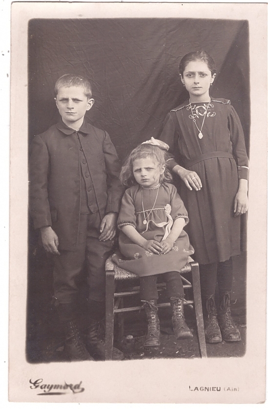 Deux soeurs et leur frère