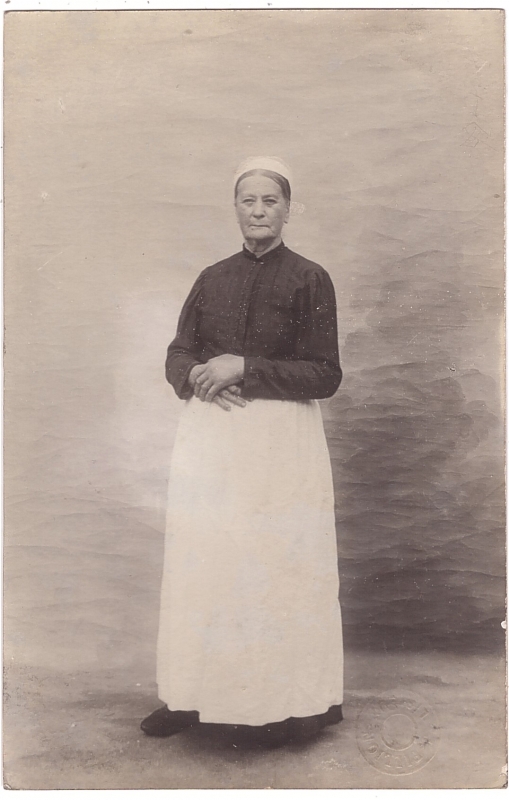 Femme âgée portant  un grand tablier blanc