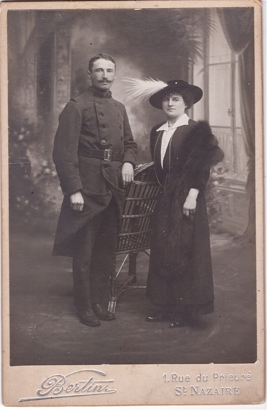 Jeune femme et son frère qui va partir au front.