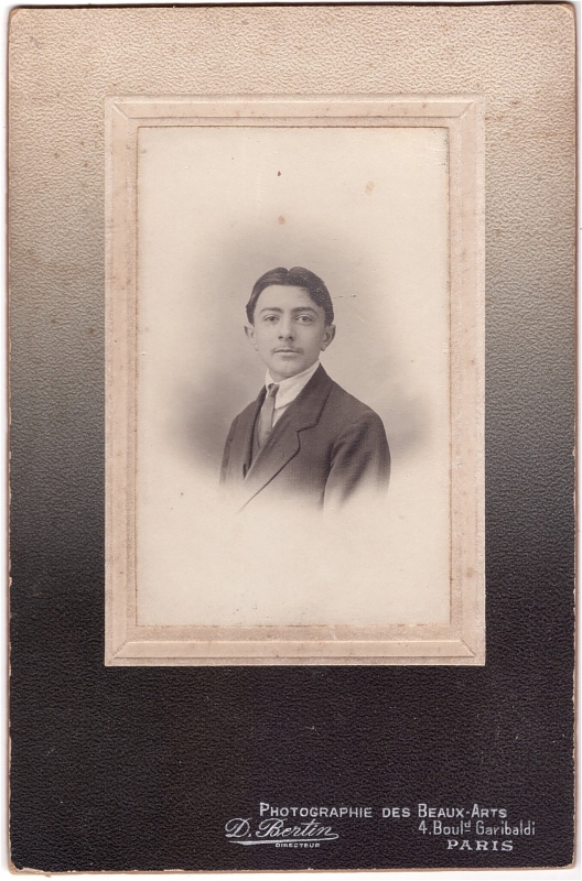 Jeune homme avec un soupçon de moustache