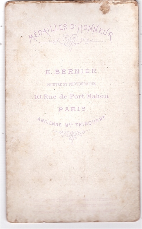 Jeune femme, l'air un peu pincé