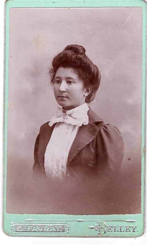 Jeune  femme aux cheveux noirs