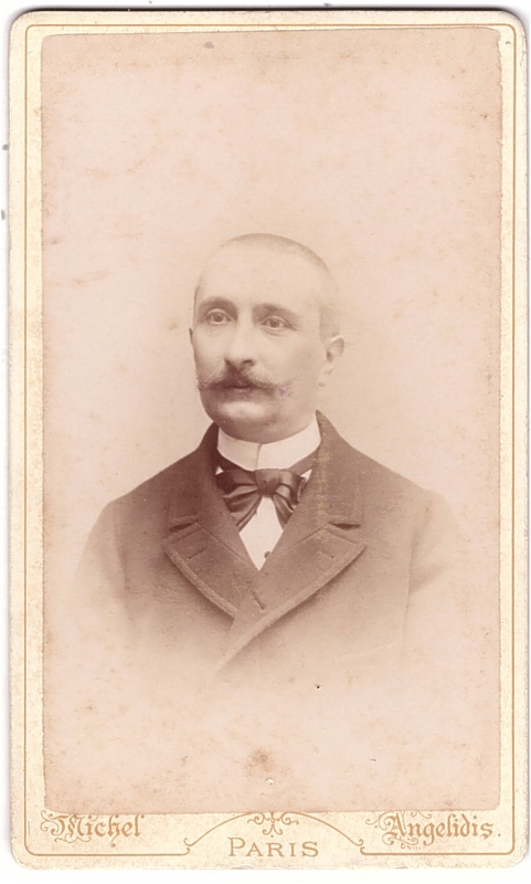 Homme aux cheveux ras avec une belle moustache