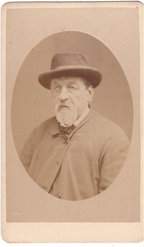 Homme âgé coiffé de son chapeau