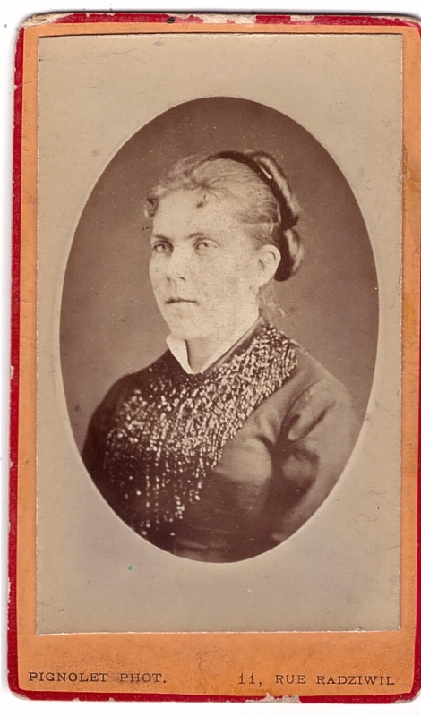 Femme en buste de trois-quarts