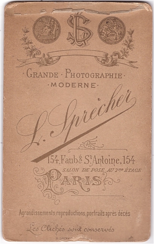 Homme âgé, le visage fermé