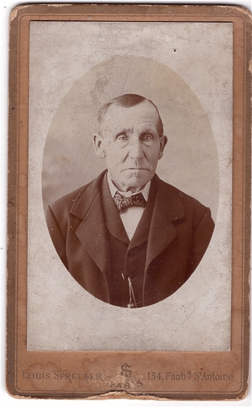 Homme âgé, le visage fermé