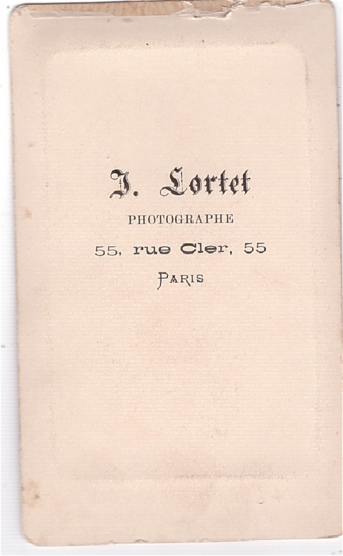 Jeune femme assise