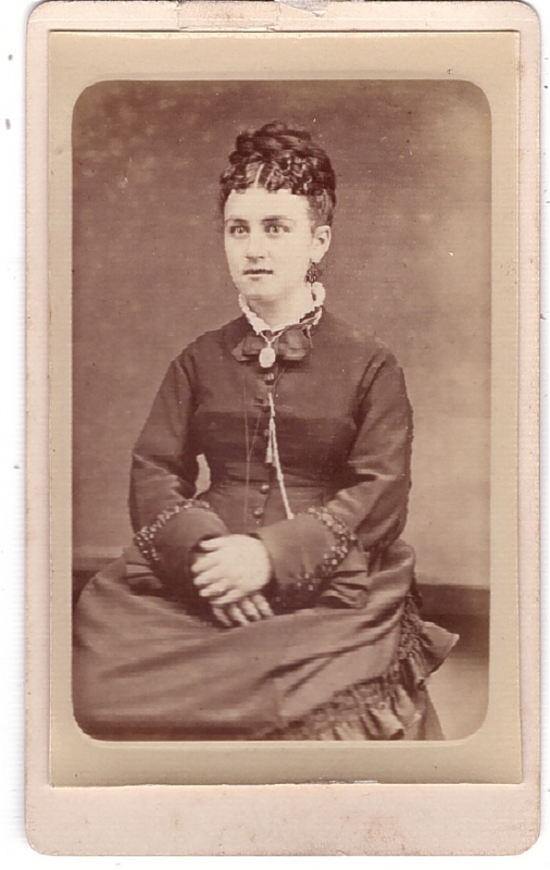Jeune femme assise