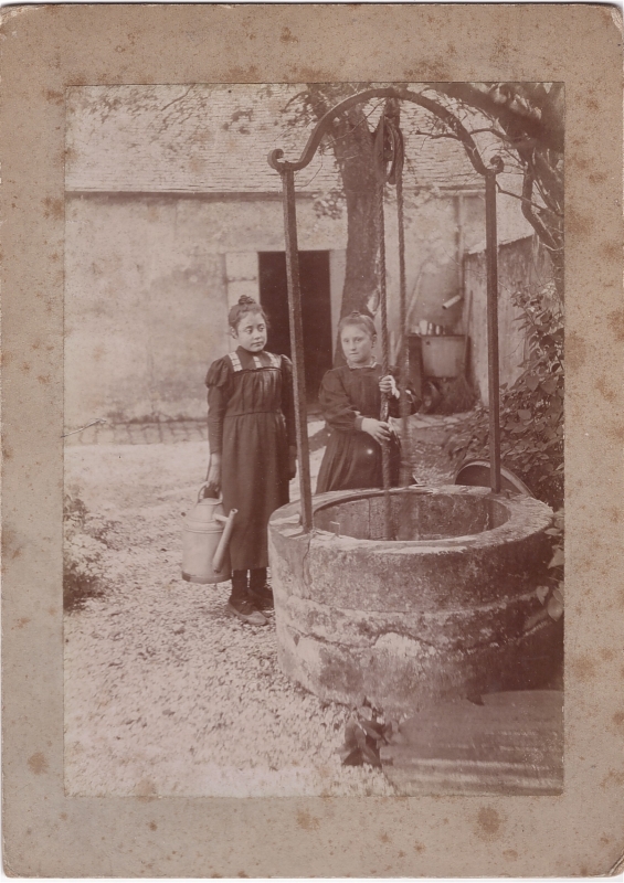 Deux soeurs puisant de l'eau