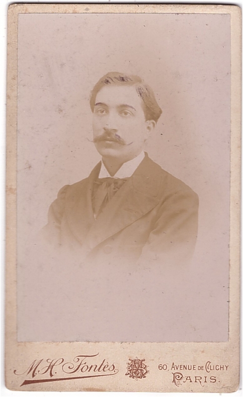 Homme avec une belle moustache