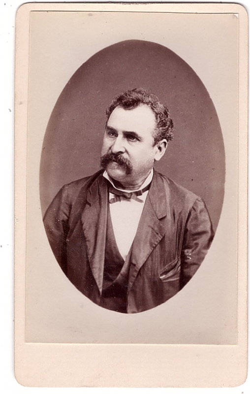 Homme avec une grosse moustache