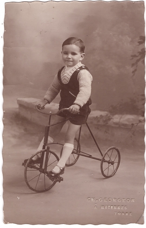 Le petit Raymond sur son tricycle